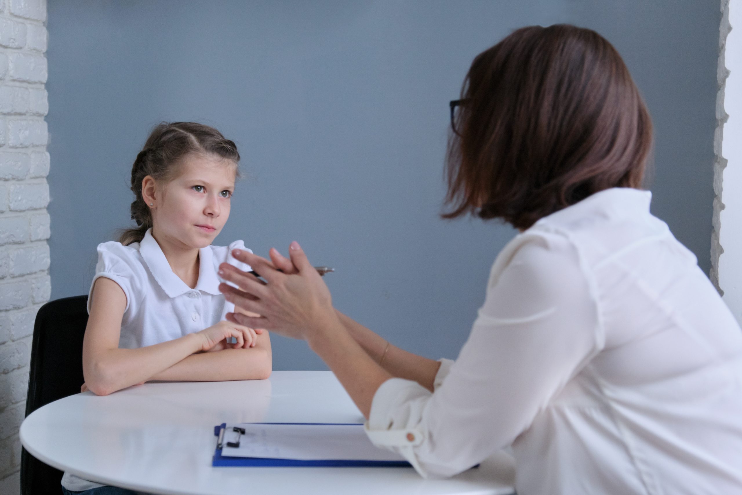 AdobeStock_319361680 Specialist teacher assessing